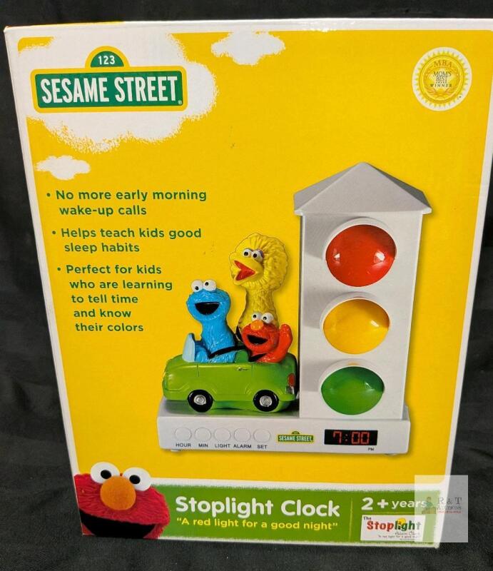 New old stock, never used. Sesame Street Stoplight Clock, Kids Sleep Training with Red/Yellow/Green Lights, AC Powered