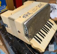 Mazzoni Solo 25-Key 12-Bass Piano Accordion, Cream, Original Case, Vintage Italian Design