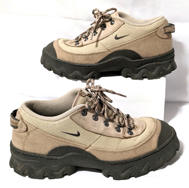 NIKE Women's Lahar LowGrain (Size 9)