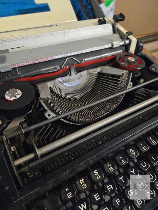 Montgomery Ward Escort 33 Manual Portable Typewriter, QWERTY Keyboard, Case & Dust Cover, 1970s
