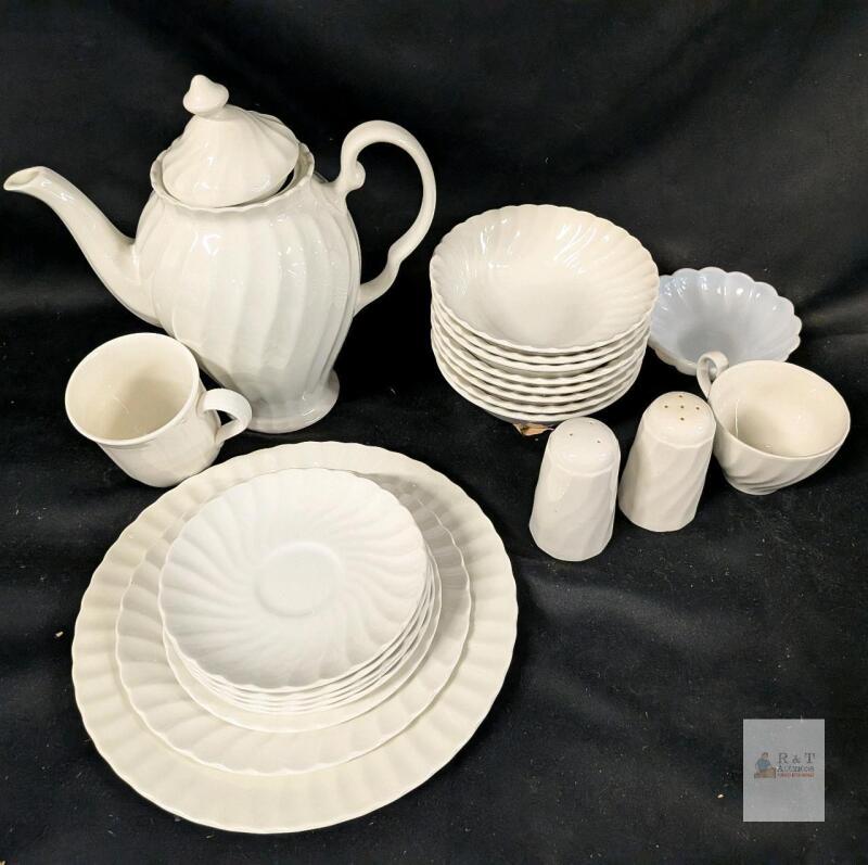 23 Piece Dish Set.