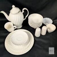23 Piece Dish Set.