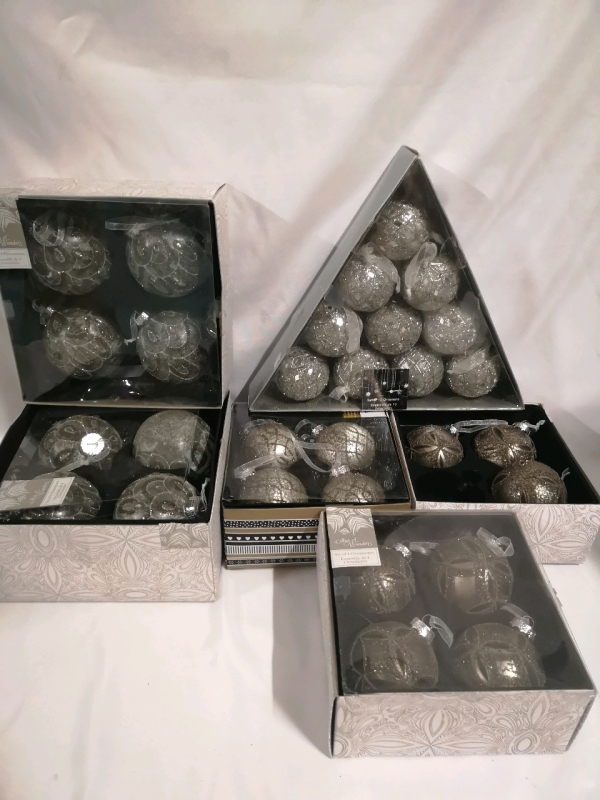 29 Beautiful Christmas Ornaments + Storage Tote
