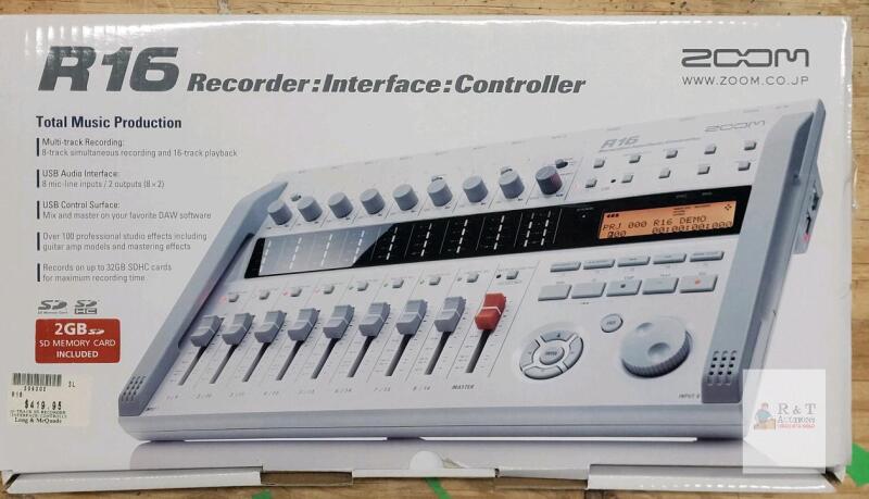 Zoom R16 16-Track SD Recorder Interface Controller . Tested Powers Up , Not Tested Beyond Power Up