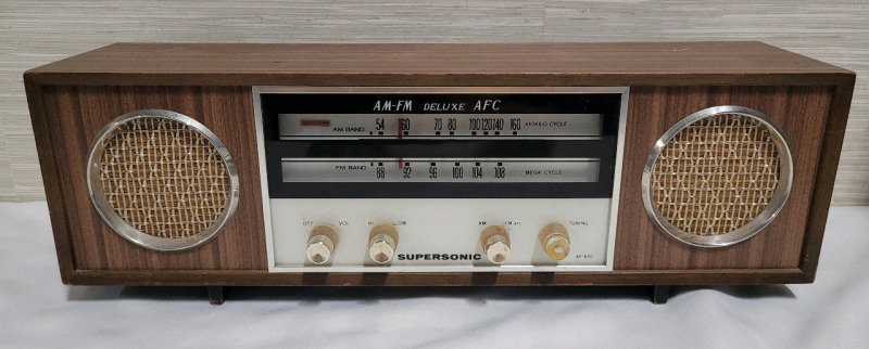 Vintage SuperSonic AF-610 AM/FM Deluxe Tube Radio - Working