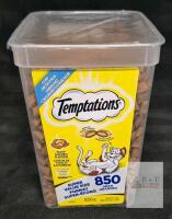 Temptations Tasty Chicken Flavour Cat Treats, 850g Super Value Size, Stay-Fresh Plastic Tub Sealed missing Reusable lid