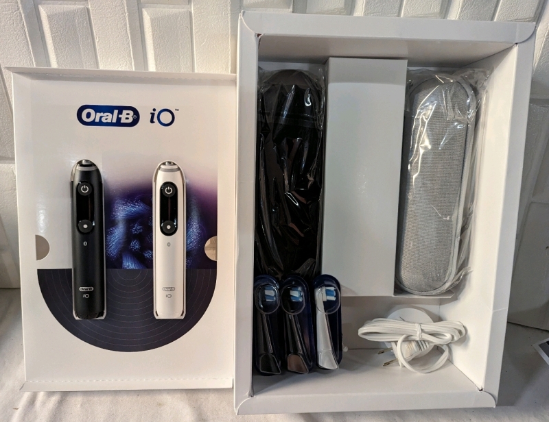 Oral B iO 7c Rechargeable Toothbrush pair