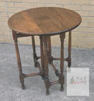 Antique Oak Drop-Leaf Gateleg Side Table with Turned Legs, Late 19th/Early 20th Century