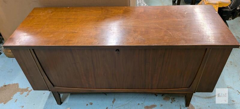 Lane Cedar Chest 9630 W S, 48" Walnut Veneer, Cedar Lined, 1969, Locking Mechanism