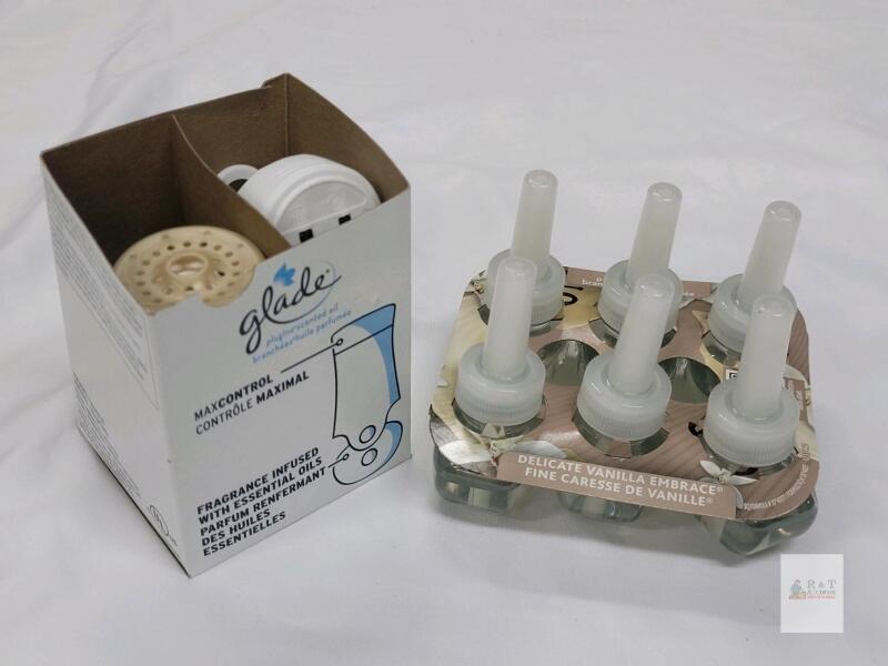 New - Glade Plug-Ins Air Freshener Kit . 2 Plug-Ins & 6 Refills (Delicate Vanilla Embrace)