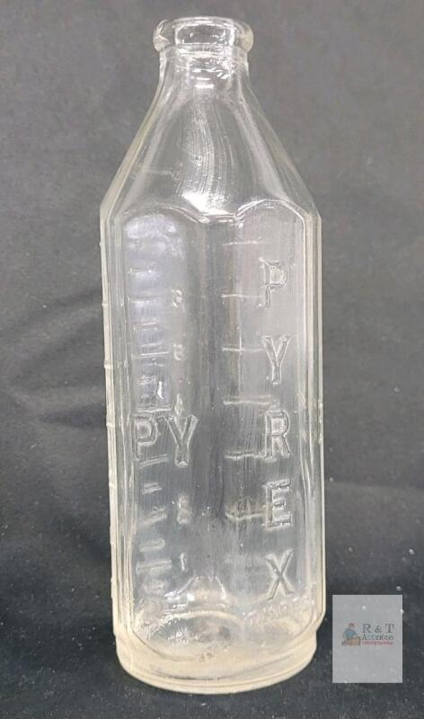 Vintage Pyrex 8oz. Baby Bottle . No chips or cracks