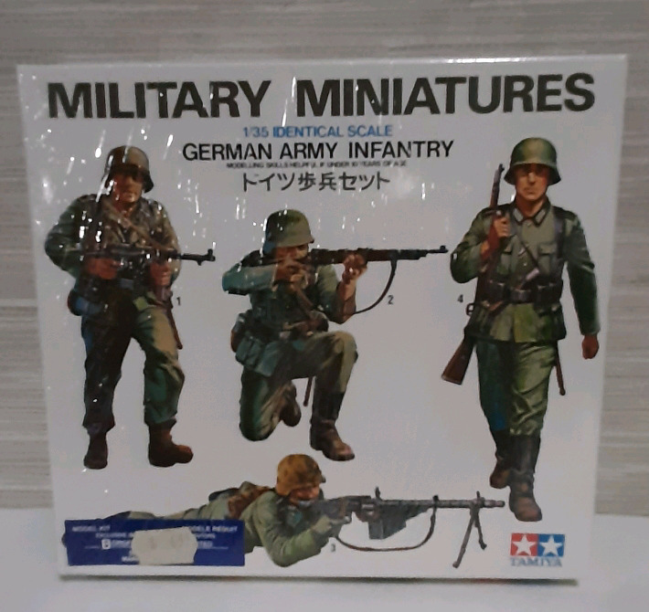 Sealed Vintage 1969 Military Miniatures. 1/35 Scale German Army Infantry