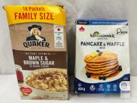 Quaker Maple & Brown Sugar Oatmeal 18 Packets (774g) + Kinnikinnick Gluten-Free Pancake Mix (454g)