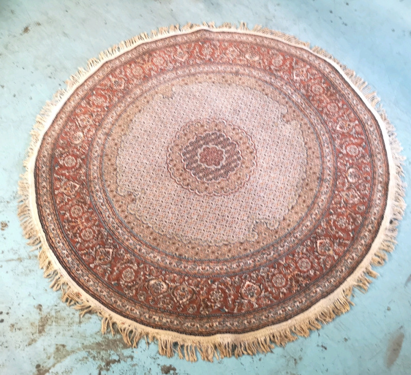 Lovely Circular Area Rug with A 85" Diameter