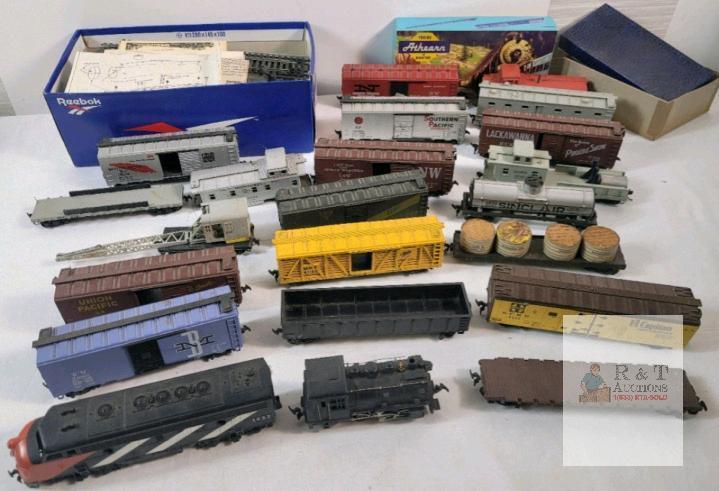 Vintage HO Gauge Toy Railroad Model Train Lot . 22 Cars & Accessories