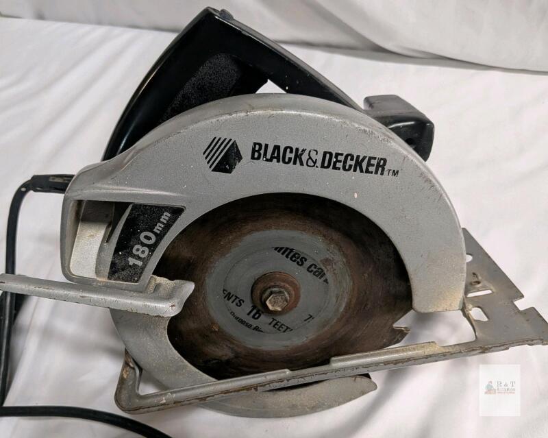 Black & Decker BDECS300C 7-1/4" Circular Saw, 13 Amp, 5,300 RPM, 0-45&deg; Bevel Capacity operational