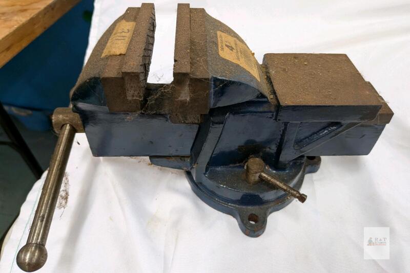 Canadian Tire 4" Swivel Base Bench Vise, Model 57-9004-4, Cast Iron, Anvil Area Light works. No blade. Unable to test further.