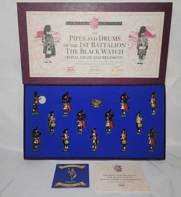 Britains ' Pipes & Drums Royal Highland Regiment ' Toy Soldier Lead Miniatures