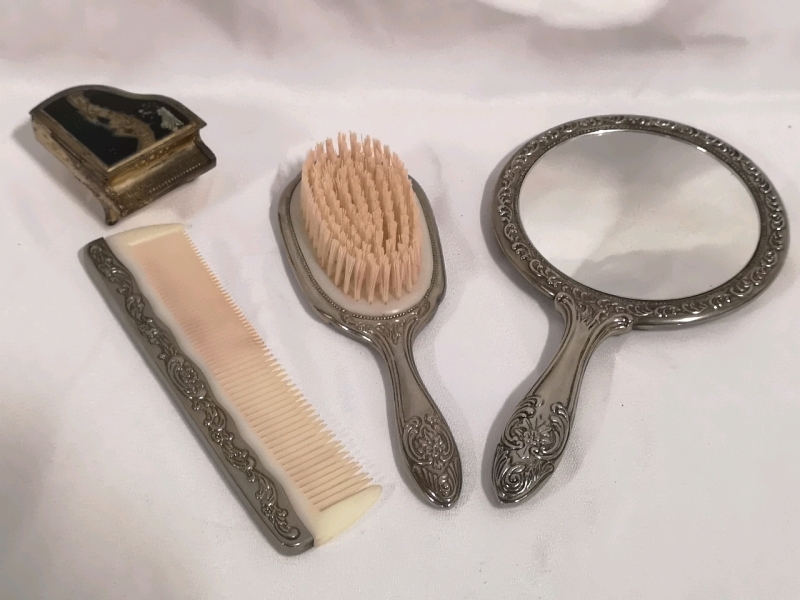 Vintage Ladies Dresser Set