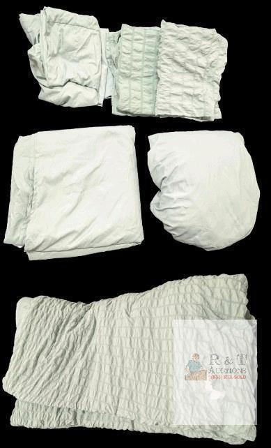 Approx Queen Size Comforter Bedding Set, 4 Pillow Cases, Flat & Fitted Sheets, Comforter (Hole in Corner)
