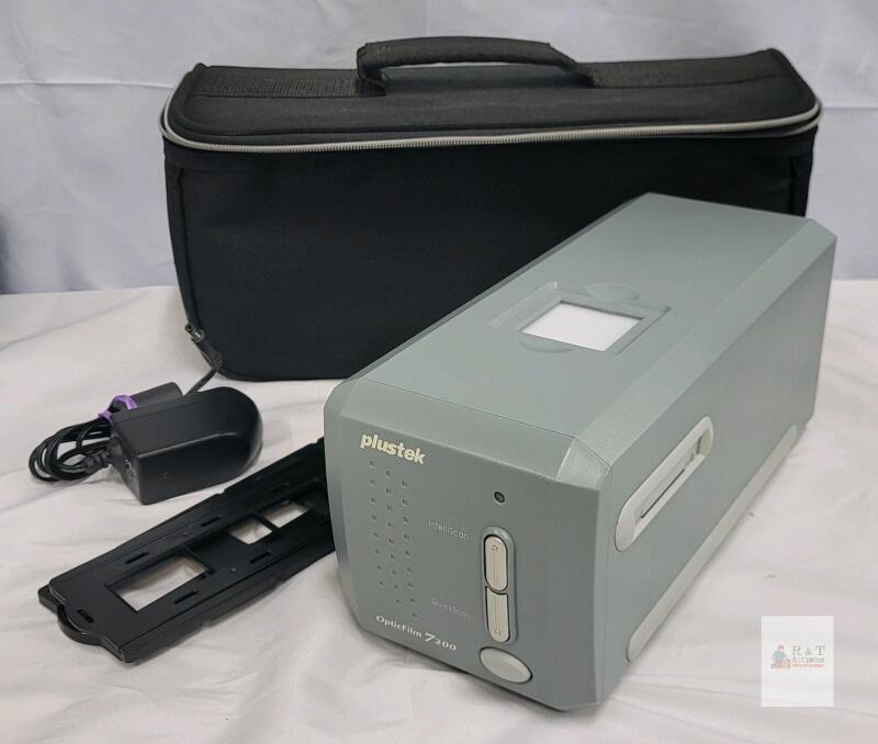 Plustek OpticFilm 7200 35mm film and slide scanner with Case . Tested Working