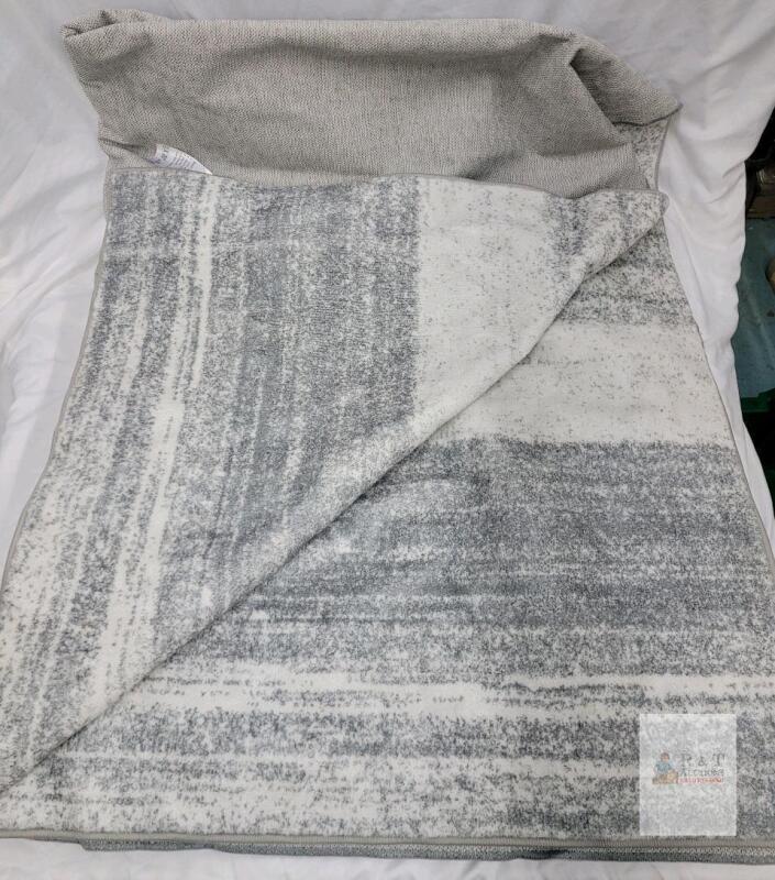 5ft&times;7ft Grey & White Low Pile Area Rug