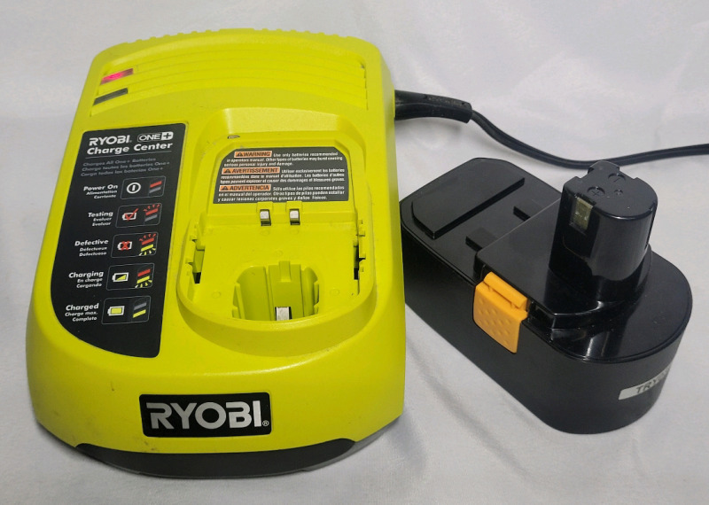 RYOBI One+ Charge Center & 18V 1.5Ah Battery - Charger Working