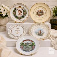 Commemorative Decorative Plates Featuring Queen Elizabeth II, Graceland, and UK Landmarks