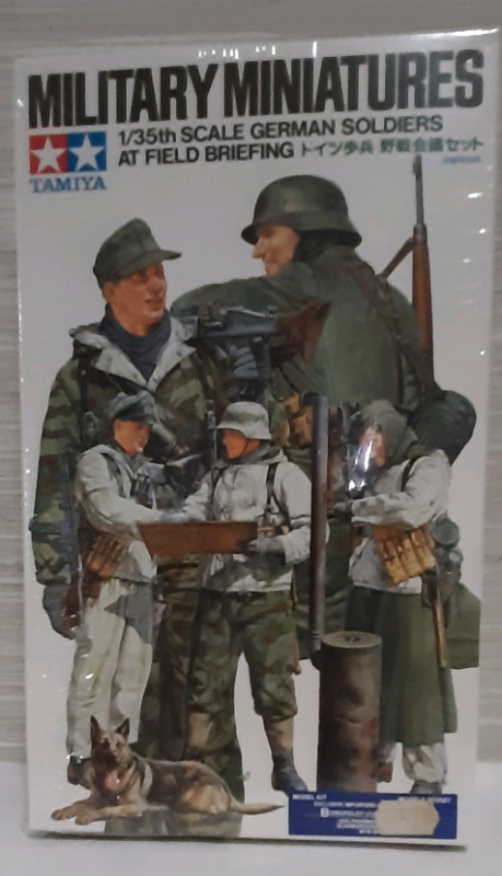 Vintage Military Miniatures. German Soldiers at a Field Briefing 1:35 Scale