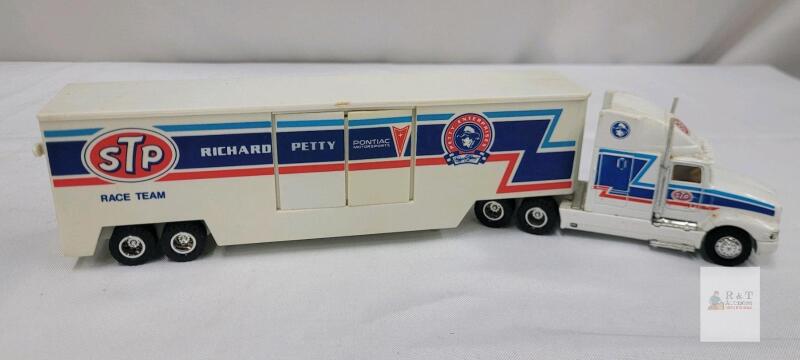 Richard Petty STP Pontiac 1:64 Diecast Semi-Truck & Trailer NASCAR Team Hauler 12in