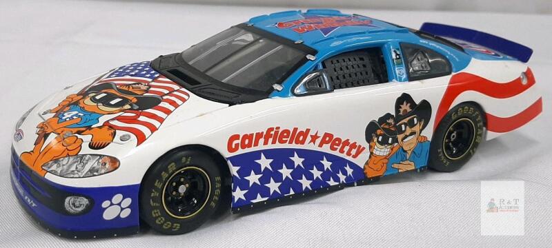 2002 Dodge Intrepid #43 Garfield & Petty 1:24 Die-Cast by Team Caliber Owners Series EXCELLENT CONDITION