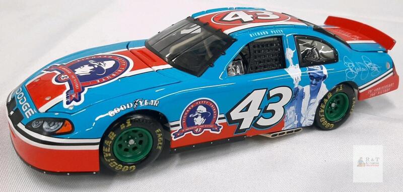 2004 Action 1:24 Richard Petty #43 Dodge Intrepid 20th Anniversary 200th Win Tribute EXCELLENT CONDITION