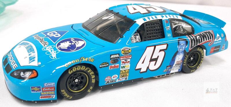 Kyle Petty #45 Brawny 1:24 Scale Action NASCAR Diecast, Dodge Intrepid, Georgia-Pacific 2003