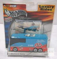 Hot Wheels Luxury Rides NASCAR Richard Petty Motor Coach 1:64 Die-Cast 2002