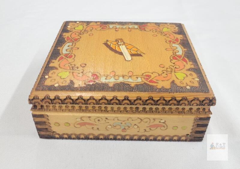 Vintage Wooden Cigarette Box . 4 &frac14;"&times;5"&times;2"