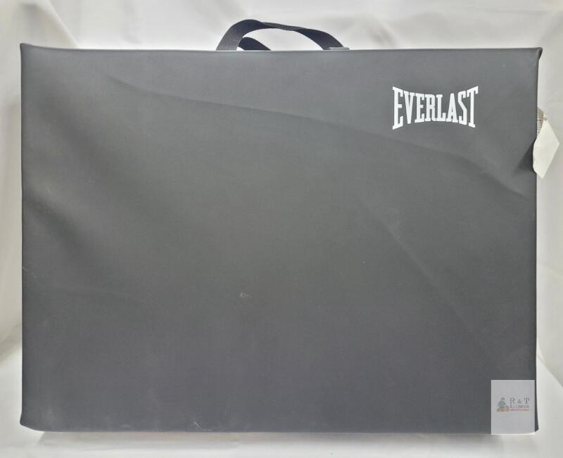 EVERLAST Folding Workout Mat . Measures 24"&times;70"&times;1 &frac14;"
