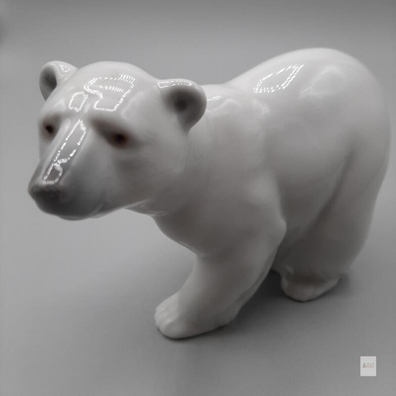 Lladro Attentive Polar Bear Figurine 1207, Porcelain, Designed by Juan Huerta 4" tall