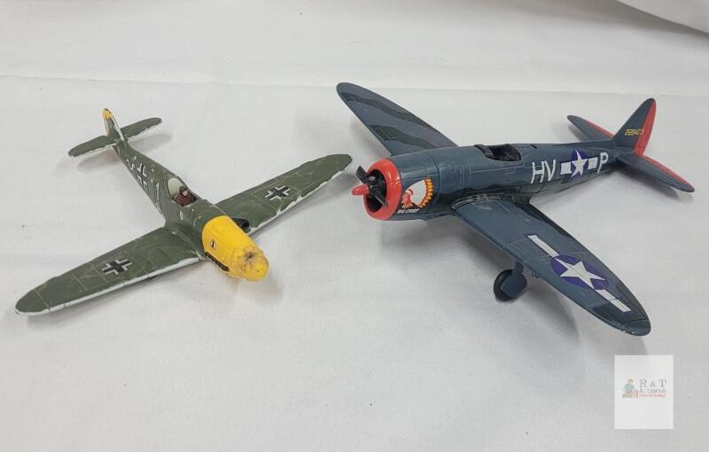 WWII Model Airplane Lot &ndash; Messerschmitt Bf 109 & P-47 Thunderbolt "Big Chief", 1:48 Scale