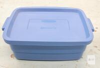 Rubbermaid Roughneck 10-Gallon Plastic Storage Tote with Lid, Dark Indigo Blue