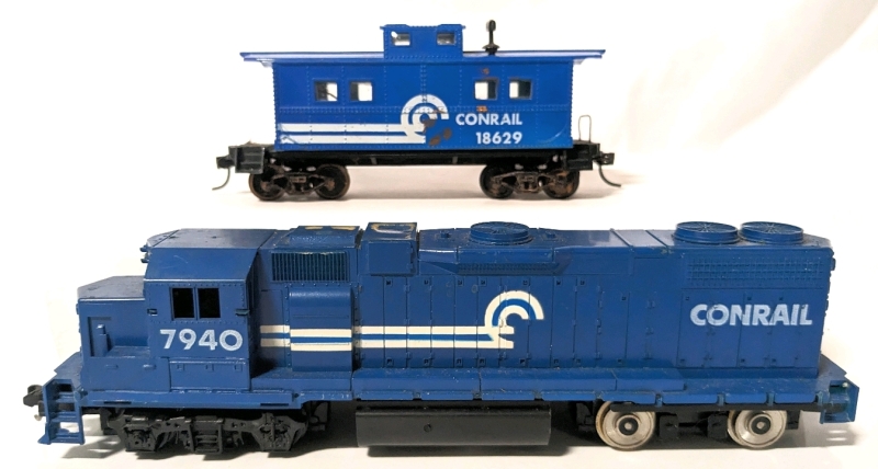 Vintage HO Scale Diecast Conrail #7940 Engine & Plastic Life Like Conrail Caboose #18629.
