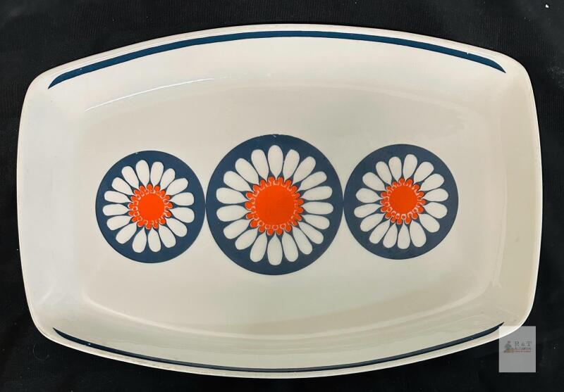 Figgjo Daisy Serving Platter by Turi Gramstad Oliver, 12.4" x 6.9", 1960s Norwegian Design